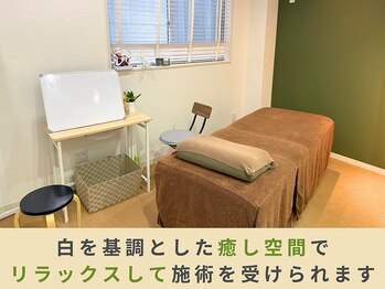 SLOTH鍼灸整体院の院内と施術ベッド